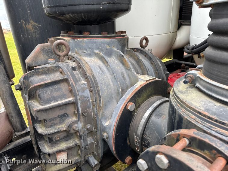 image for item EA2017 2001 International 2674 vacuum truck