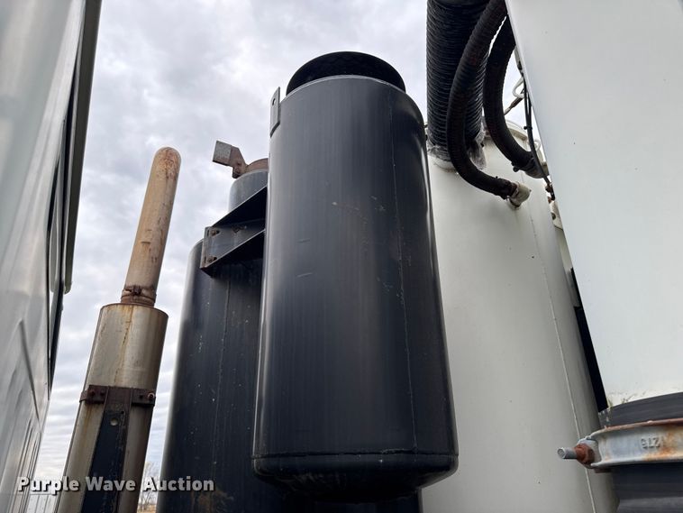 image for item EA2017 2001 International 2674 vacuum truck