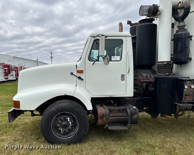 image for item EA2017 2001 International 2674 vacuum truck