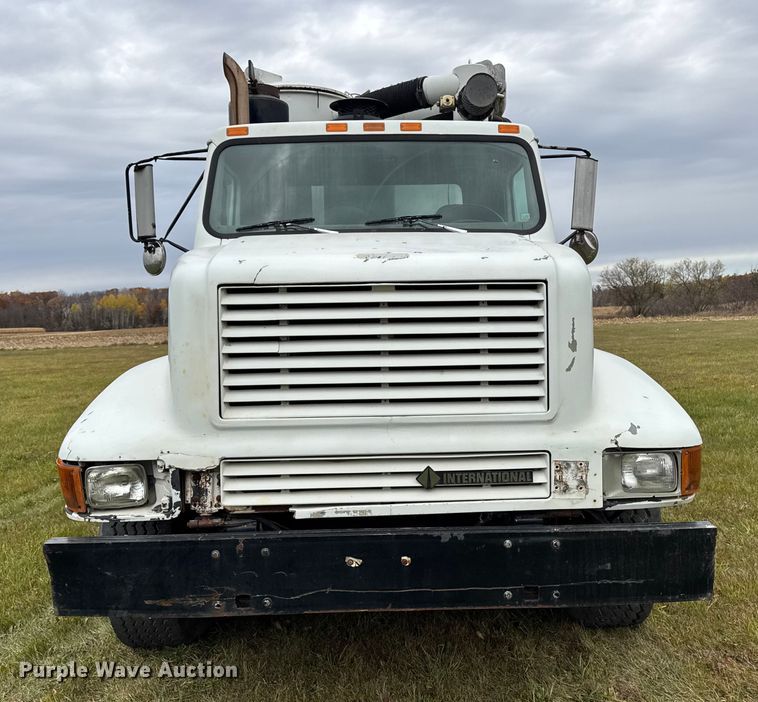 image for item EA2017 2001 International 2674 vacuum truck