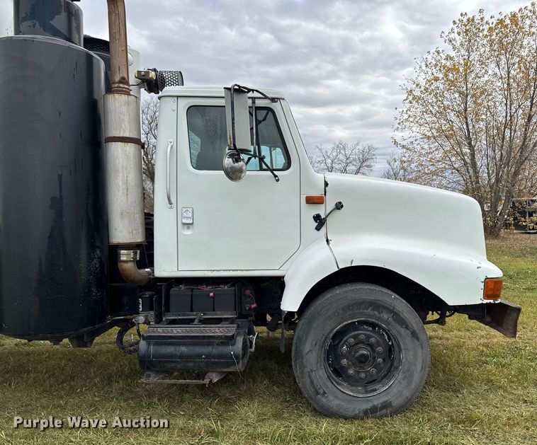 image for item EA2017 2001 International 2674 vacuum truck
