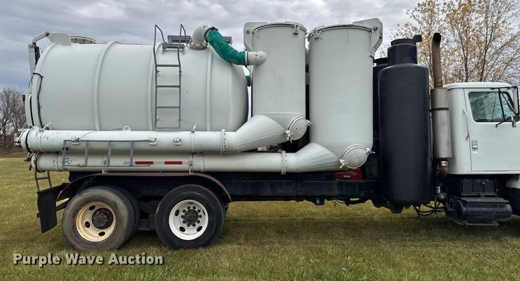 image for item EA2017 2001 International 2674 vacuum truck