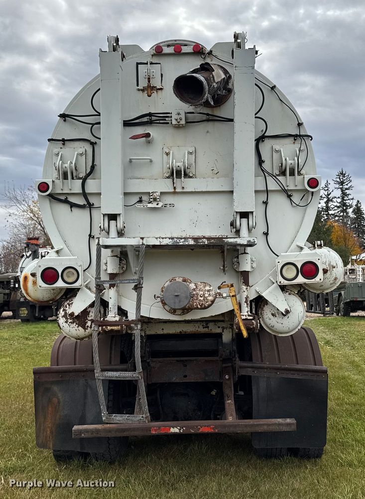 image for item EA2017 2001 International 2674 vacuum truck