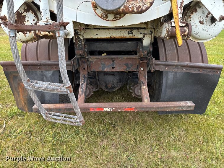 image for item EA2017 2001 International 2674 vacuum truck