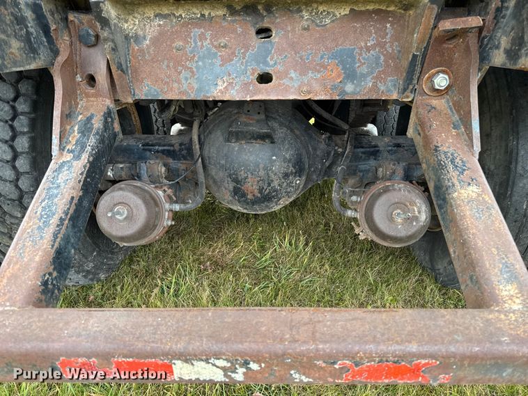 image for item EA2017 2001 International 2674 vacuum truck