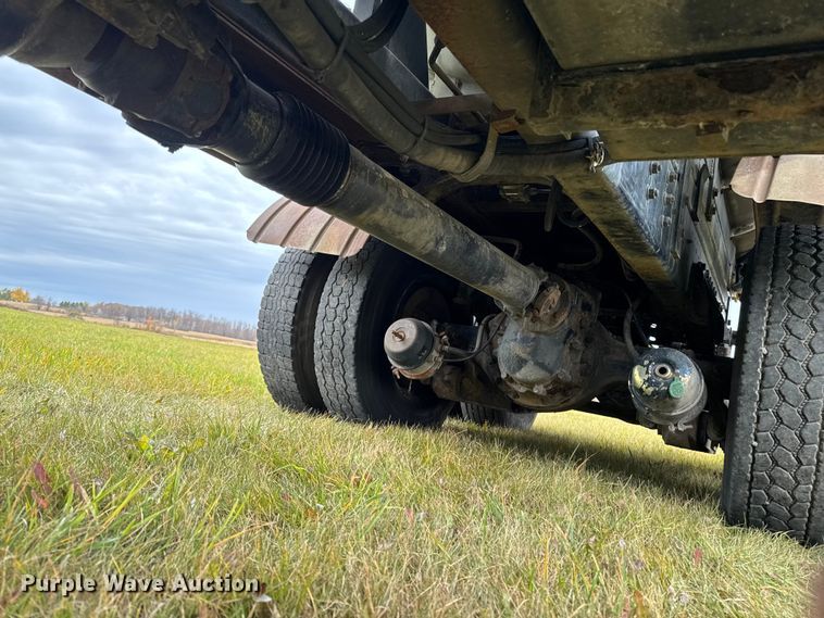 image for item EA2017 2001 International 2674 vacuum truck