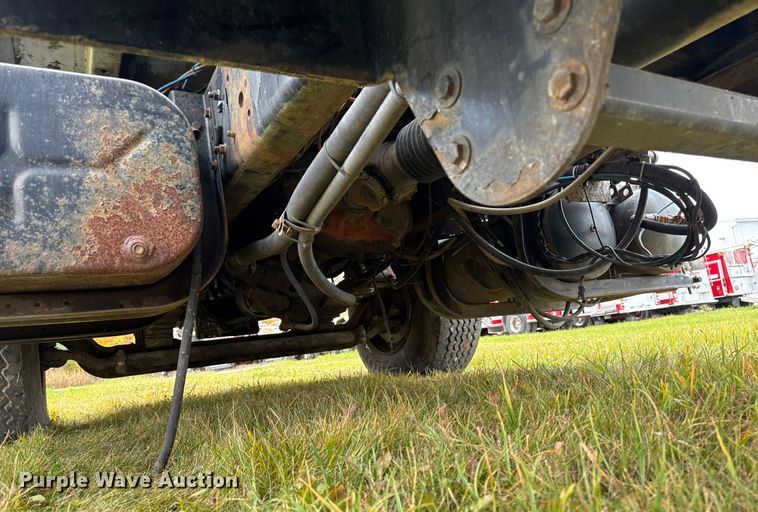 image for item EA2017 2001 International 2674 vacuum truck