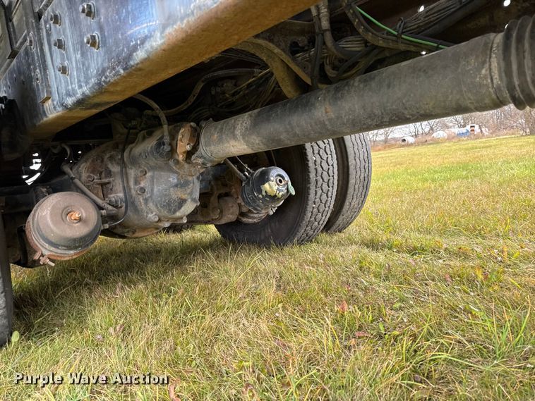 image for item EA2017 2001 International 2674 vacuum truck