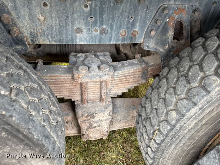 image for item EA2017 2001 International 2674 vacuum truck