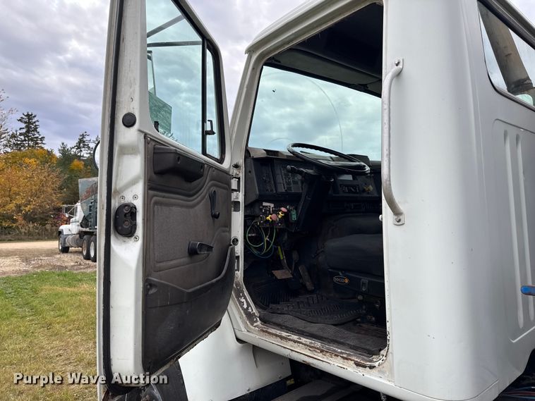 image for item EA2017 2001 International 2674 vacuum truck