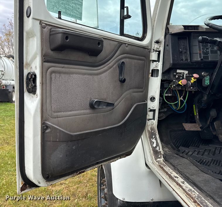 image for item EA2017 2001 International 2674 vacuum truck