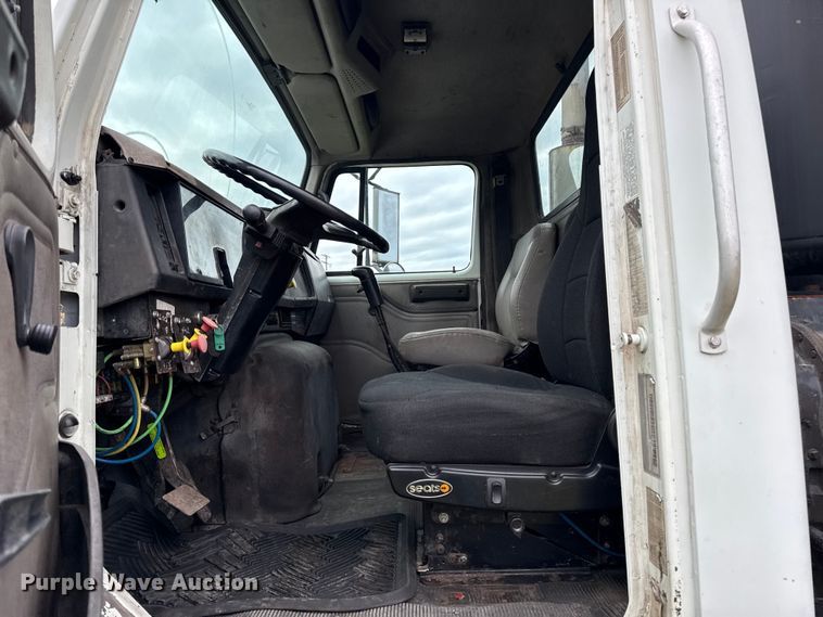 image for item EA2017 2001 International 2674 vacuum truck