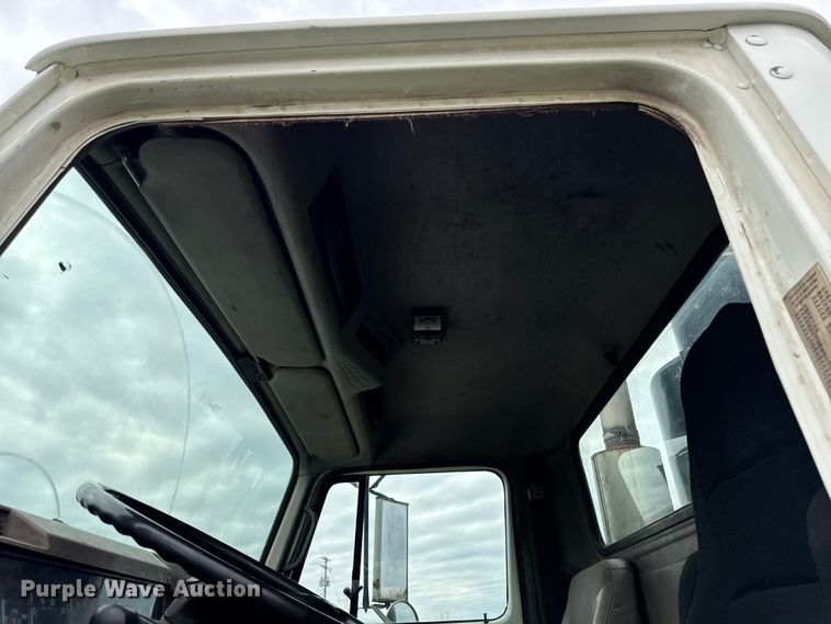 image for item EA2017 2001 International 2674 vacuum truck