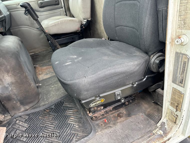 image for item EA2017 2001 International 2674 vacuum truck