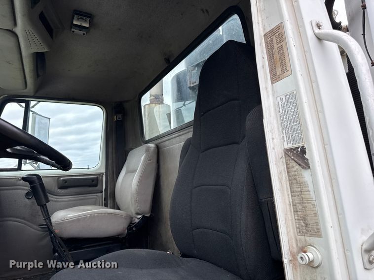 image for item EA2017 2001 International 2674 vacuum truck