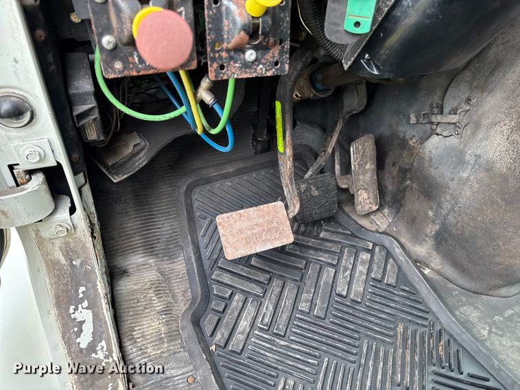 image for item EA2017 2001 International 2674 vacuum truck