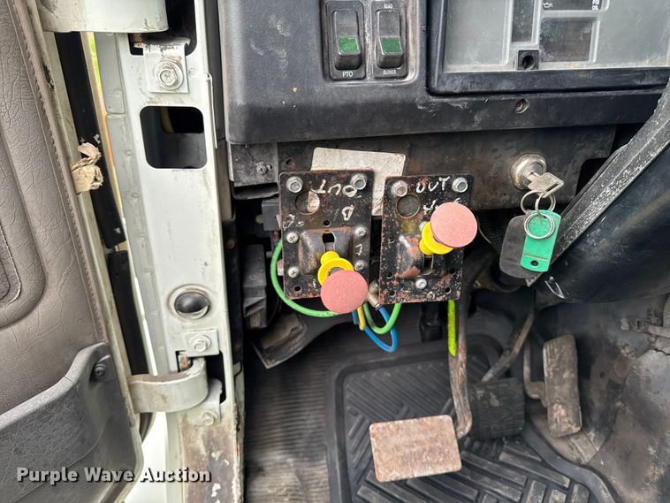 image for item EA2017 2001 International 2674 vacuum truck