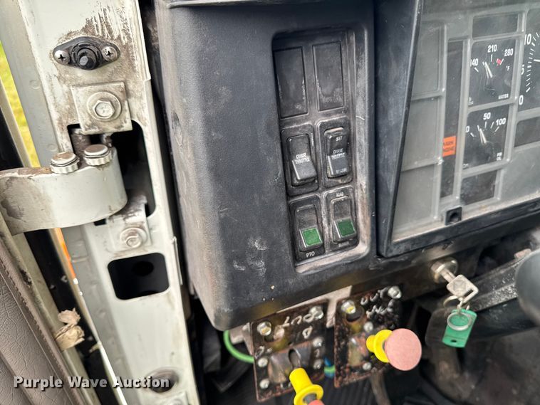 image for item EA2017 2001 International 2674 vacuum truck