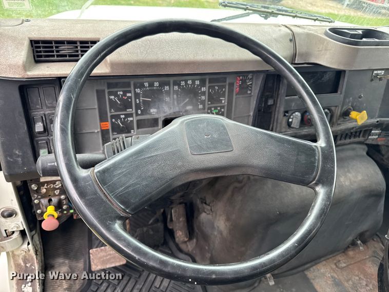 image for item EA2017 2001 International 2674 vacuum truck