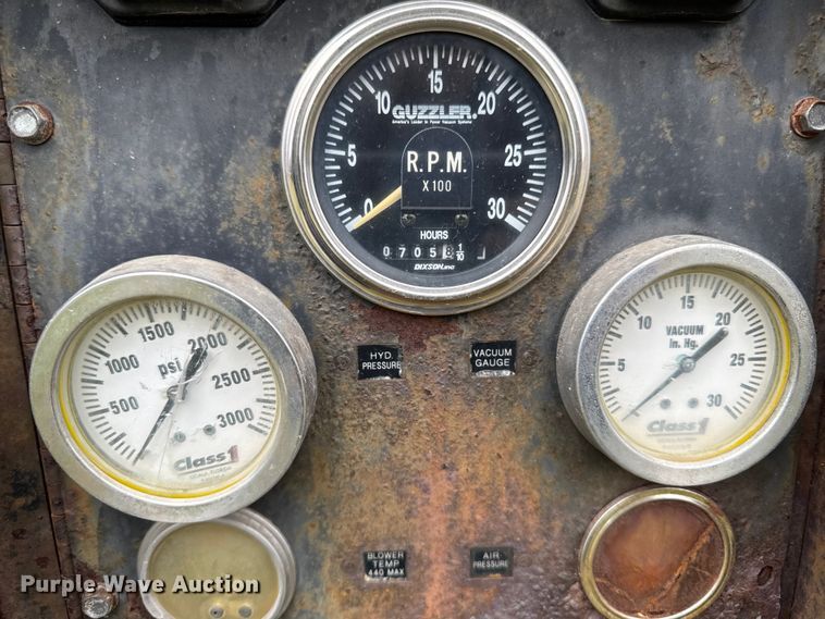 image for item EA2017 2001 International 2674 vacuum truck