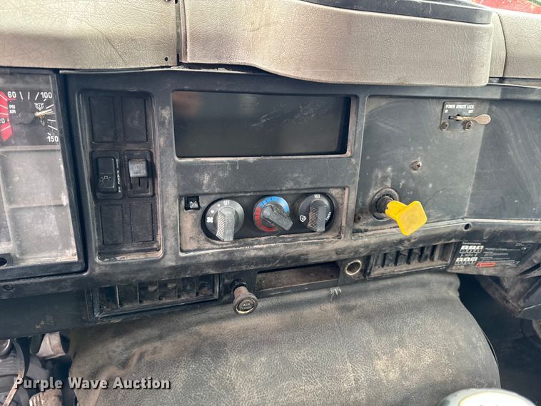 image for item EA2017 2001 International 2674 vacuum truck