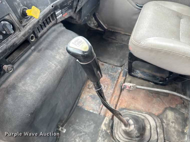 image for item EA2017 2001 International 2674 vacuum truck