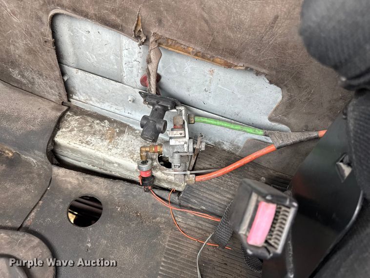 image for item EA2017 2001 International 2674 vacuum truck