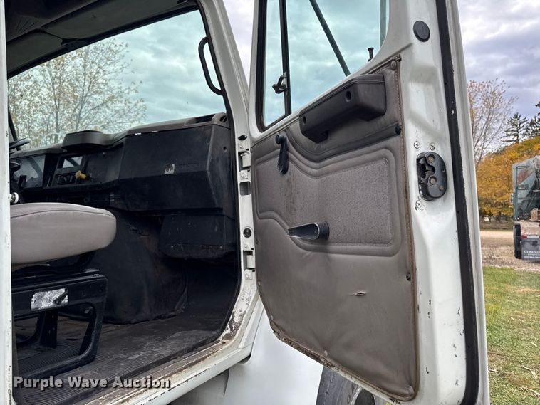 image for item EA2017 2001 International 2674 vacuum truck