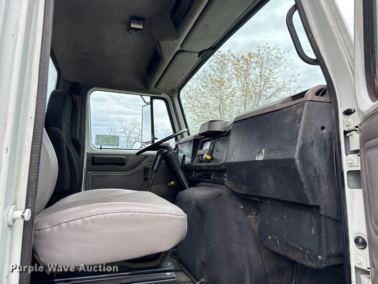 image for item EA2017 2001 International 2674 vacuum truck