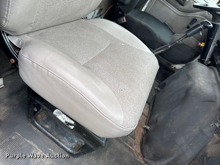 image for item EA2017 2001 International 2674 vacuum truck