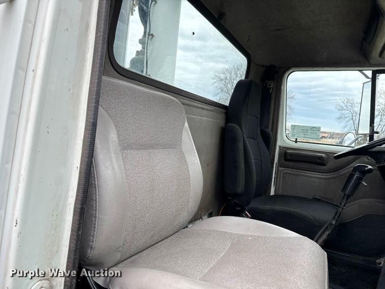 image for item EA2017 2001 International 2674 vacuum truck