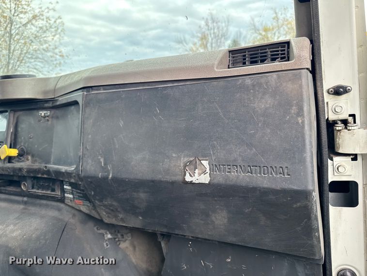 image for item EA2017 2001 International 2674 vacuum truck