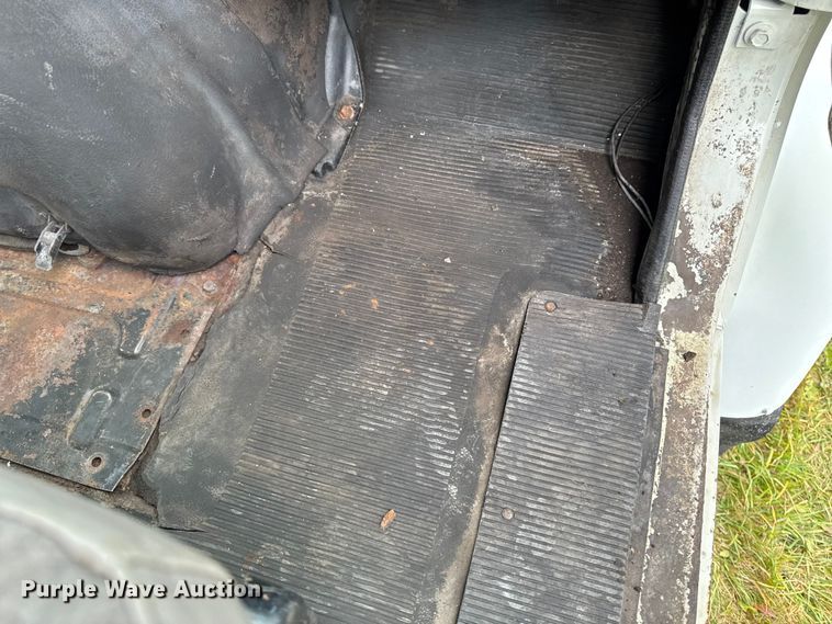 image for item EA2017 2001 International 2674 vacuum truck