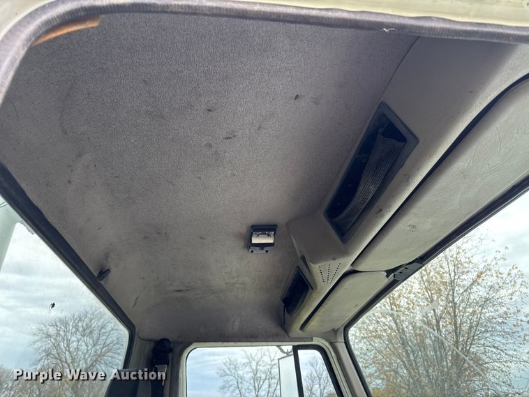 image for item EA2017 2001 International 2674 vacuum truck