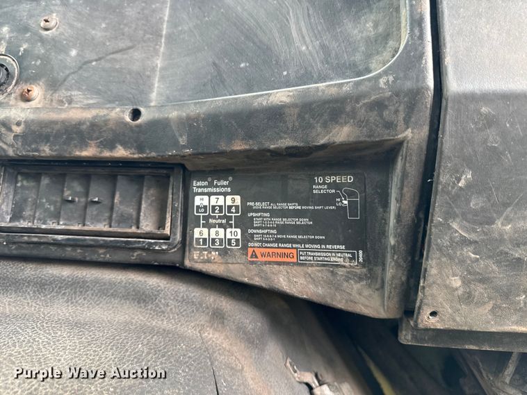 image for item EA2017 2001 International 2674 vacuum truck