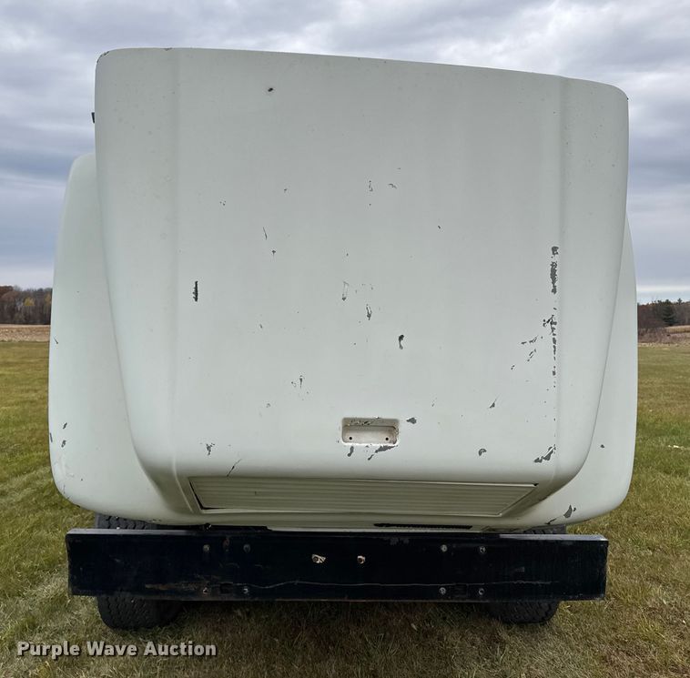 image for item EA2017 2001 International 2674 vacuum truck