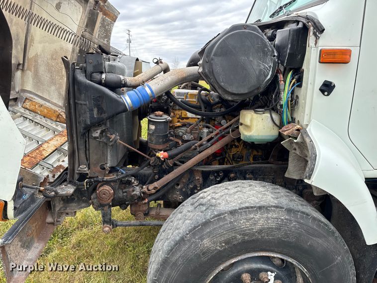 image for item EA2017 2001 International 2674 vacuum truck