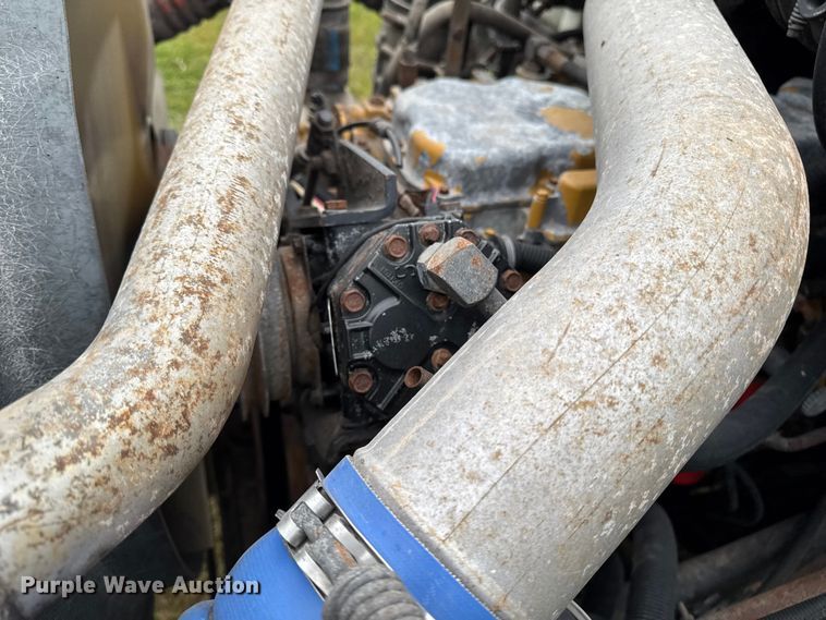 image for item EA2017 2001 International 2674 vacuum truck