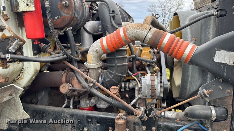 image for item EA2017 2001 International 2674 vacuum truck