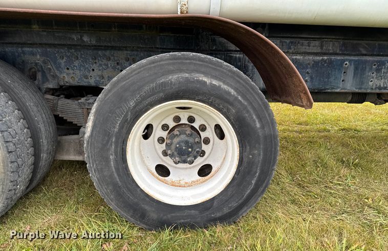 image for item EA2017 2001 International 2674 vacuum truck