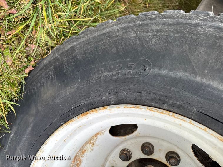 image for item EA2017 2001 International 2674 vacuum truck