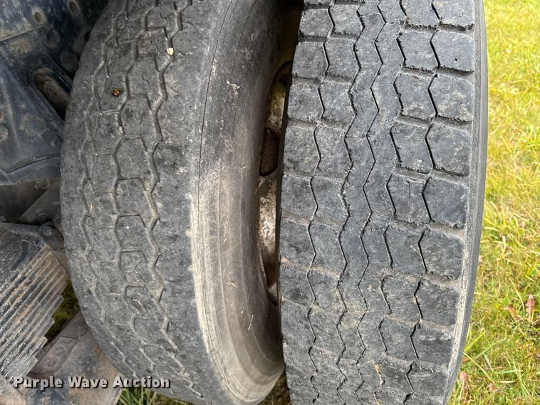 image for item EA2017 2001 International 2674 vacuum truck