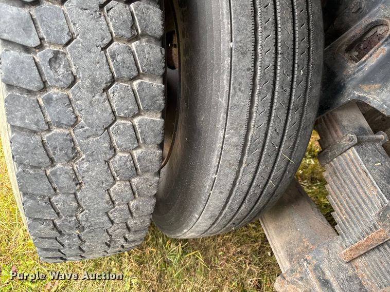 image for item EA2017 2001 International 2674 vacuum truck