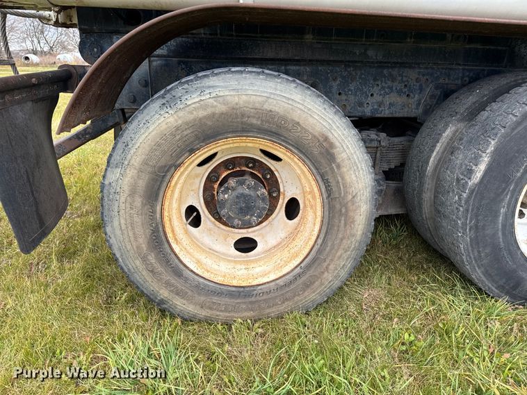 image for item EA2017 2001 International 2674 vacuum truck