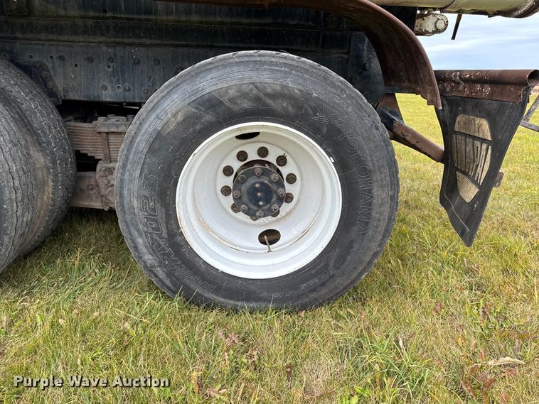 image for item EA2017 2001 International 2674 vacuum truck