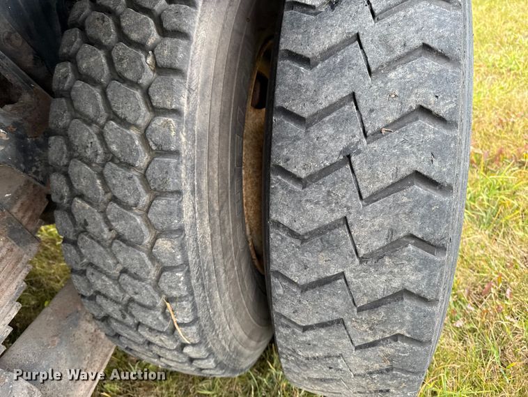 image for item EA2017 2001 International 2674 vacuum truck