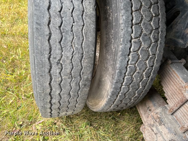 image for item EA2017 2001 International 2674 vacuum truck