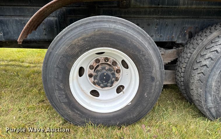 image for item EA2017 2001 International 2674 vacuum truck