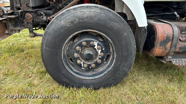 image for item EA2017 2001 International 2674 vacuum truck