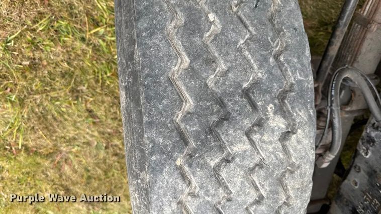 image for item EA2017 2001 International 2674 vacuum truck